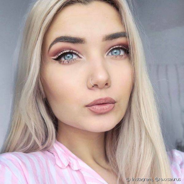 O esfumado com sombra rosé também pode aparecer com rosinhas mais claros para um efeito diferente nos olhos (Foto: Instagram @roxxsaurus)